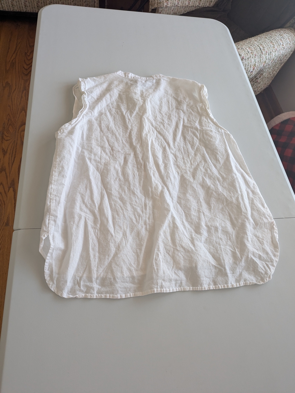 Banana Republic White Sleeveless Button-Down Top with Beige Embroidery - Picture 2 of 5